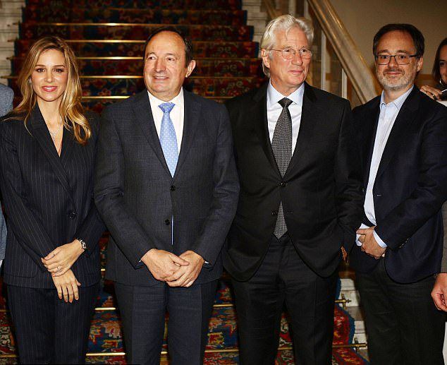 Алехандра Сильва и Ричард Гир на встрече с испанскими сенаторами
