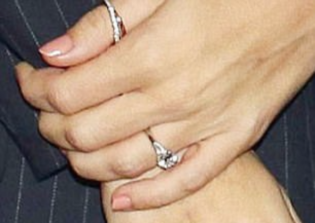 Кольцо на безымянном пальце левой руки Алехандры