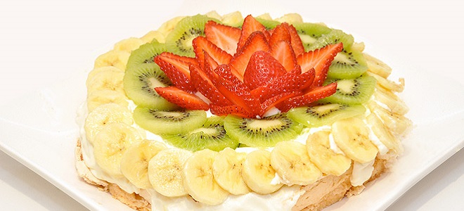 Slatki kolač s voćem