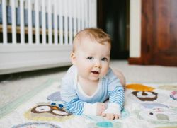 dítě ve věku 6 měsíců, které by mělo být schopné