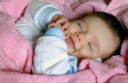 dítě spí s otevřenými očima