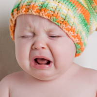 защо бебето плаче след сън