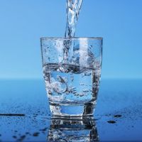 sklenici vody na prázdný žaludek