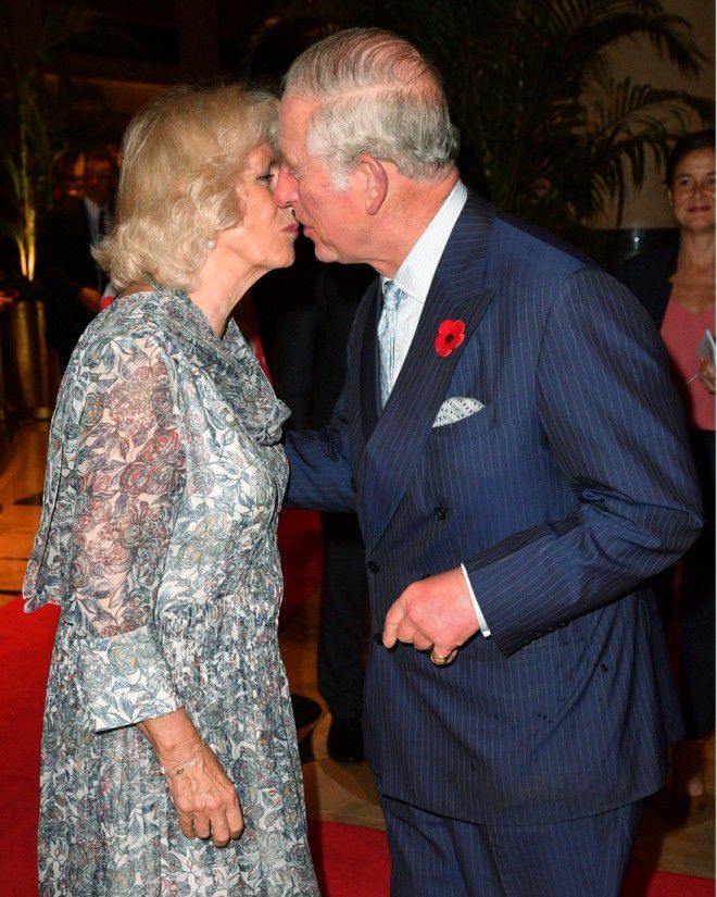 Фотографы сделали редкий кадр публичного поцелуя принца Чарльза и Камиллы Паркер