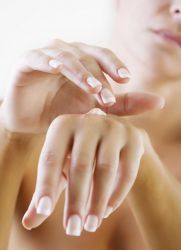 kako odstraniti akne na rokah