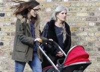 Keira Knightley i jej matka na spacerze z dzieckiem