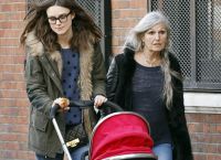 Keira Knightley i jej matka na spacerze z dzieckiem Eddiem