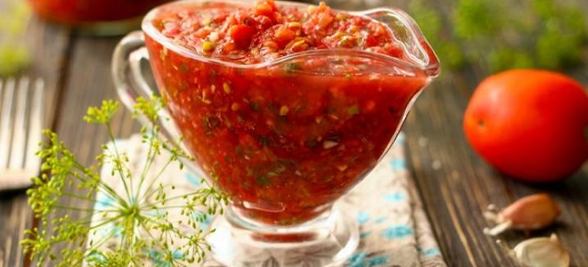 Adjika z rajčat a česneku - jednoduchý recept