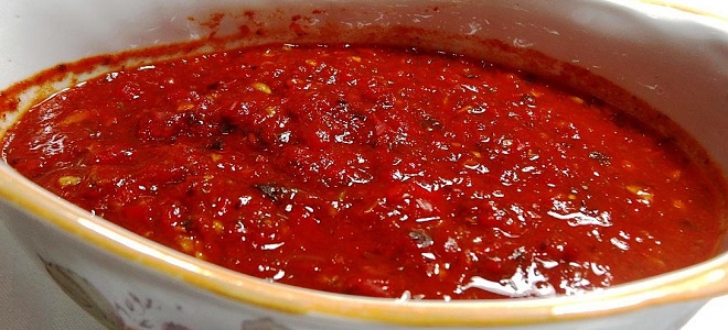 Adjika z pomidorów i czosnku w wielu odmianach