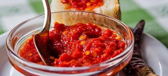 Adjika z rajčat a česneku bez vaření