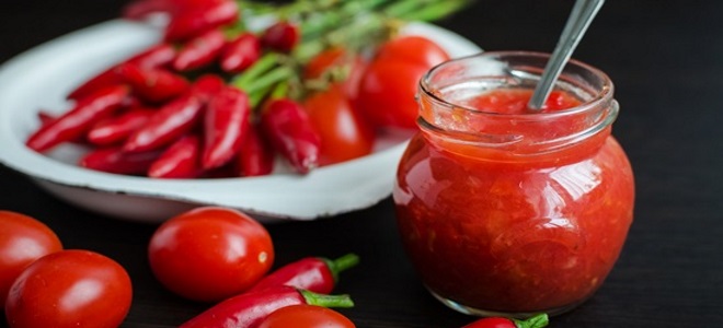 рецепта за остра аджика с домати и ябълки