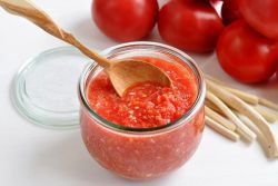 adzika z chrzanem i gotowanymi pomidorami
