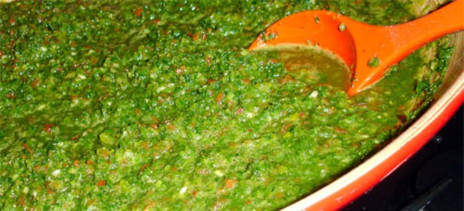 Adjika iz zelenega paradižnika s hrenom