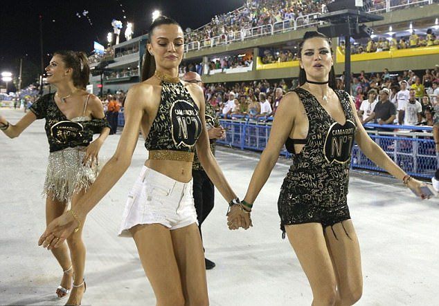 Адриана Лима и другие модели веселятся на карнавале в Рио