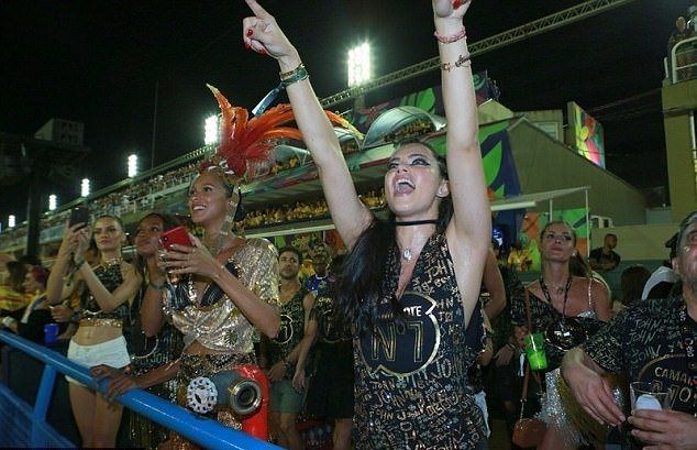 Адриана Лима и модели веселятся на карнавале в Рио