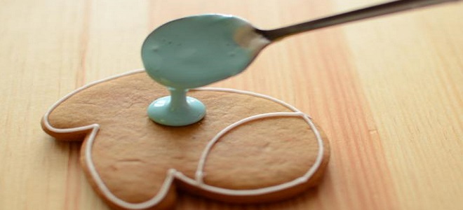 Malování perníkových sušenek pomocí aysingu