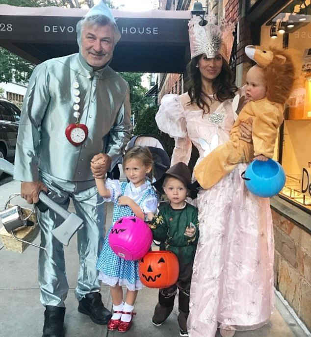 Хилария и Алек Болдуин с детьми на Хеллоуин