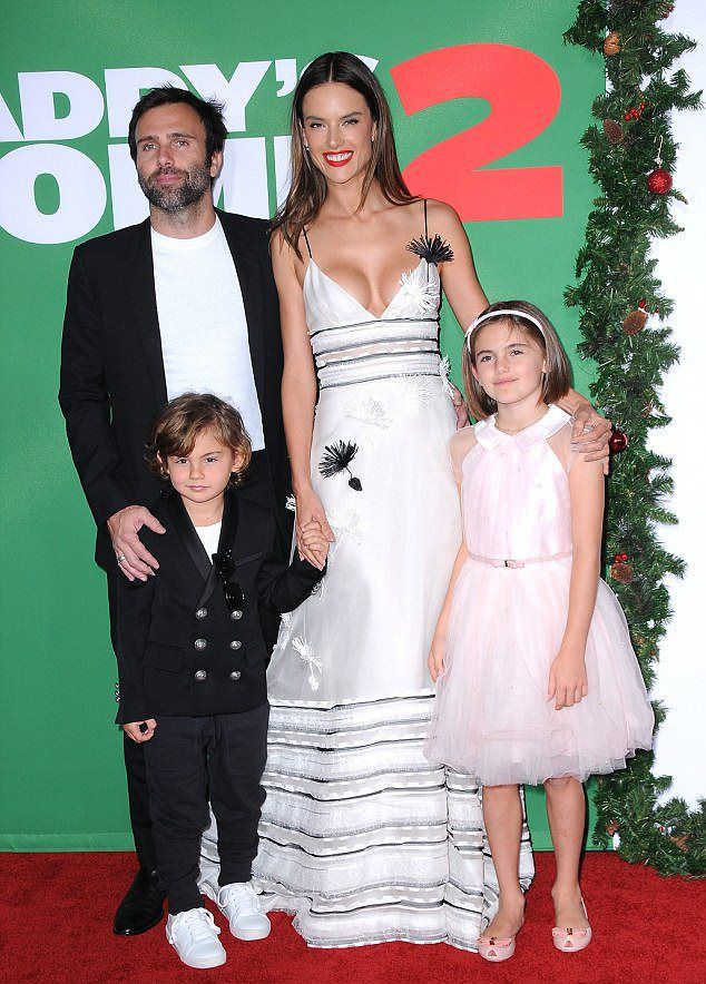Алессандра Амбросио и Джейми Мазур с сыном и дочерью