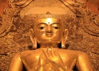 Одна из статуй Будды в храме