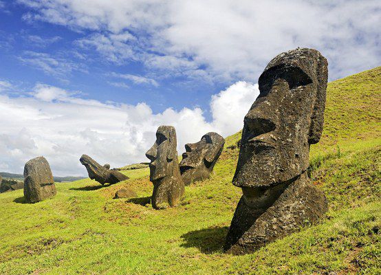 Загадочные каменные фигуры моаи