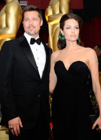 Анджелина Джоли и Брэд Питт на церемонии «Оскар» в 2009 году