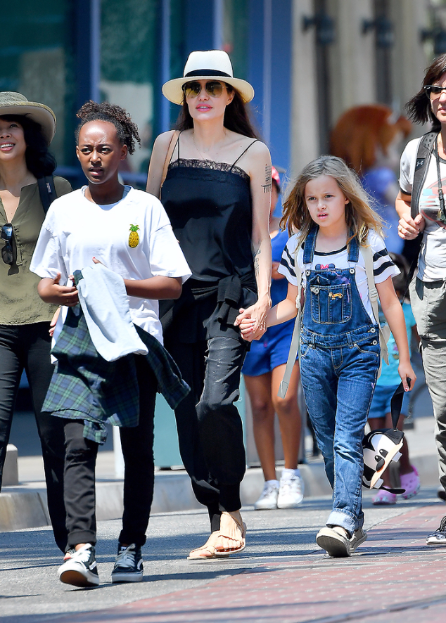 Анджелина Джоли с дочками Захарой и Вивьен
