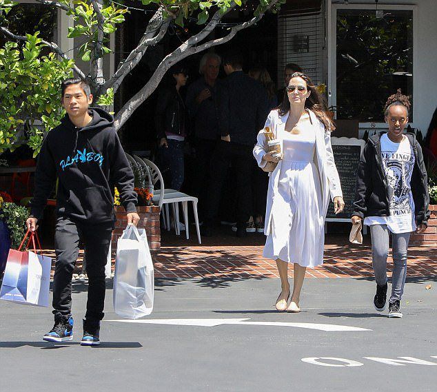 Анджелина Джоли с сыном Паксом и дочерью Захарой отправились по магазинам