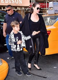 Анджелина Джоли с сыном Ноксом в Нью-Йорке
