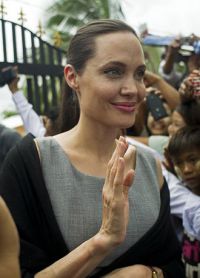 ходят слухи что Анджелину Джоли госпитализировали