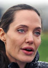 на пресс конференции под дождем Джоли держалась молодцом но было видно что она у