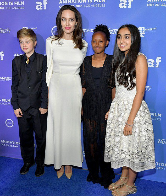 Анджелина Джоли с дочерьми Саарой Чодри