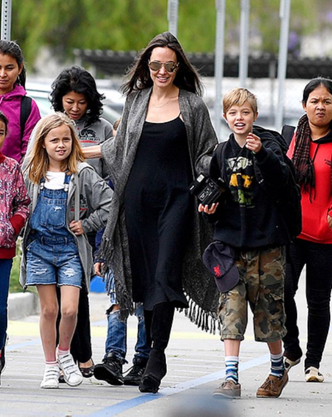 Анджелина Джоли с дочерьми Вивиан и Шайло