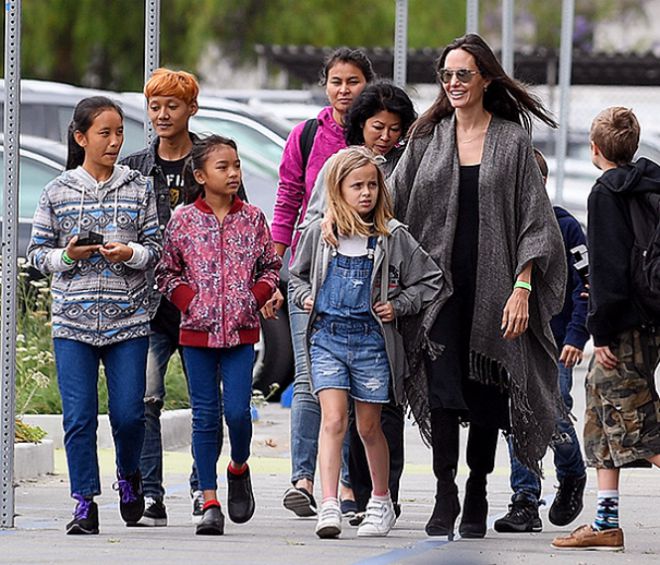 Анджелина Джоли провела выходные с детьми