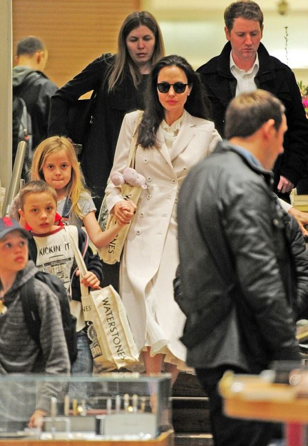 Анджелина Джоли с детьми опустошила лондонский магазин Waterstones