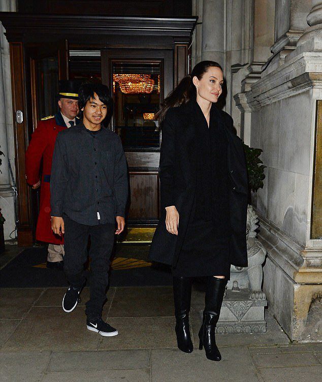 Анджелина Джоли и ее сын Мэддокс собрались в Букингемский дворец