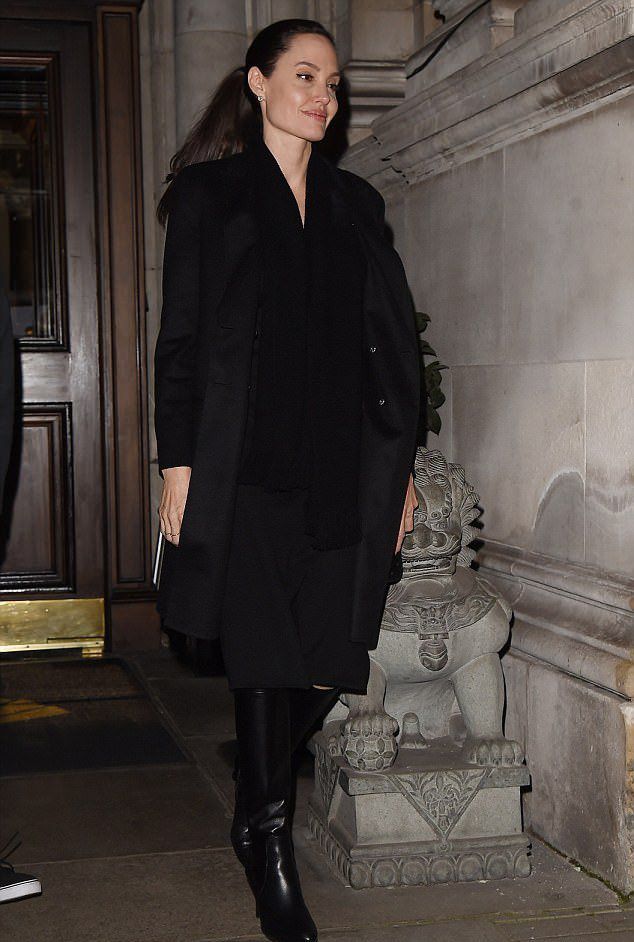 Анджелина Джоли нанесла частный визит в Букингемский дворец