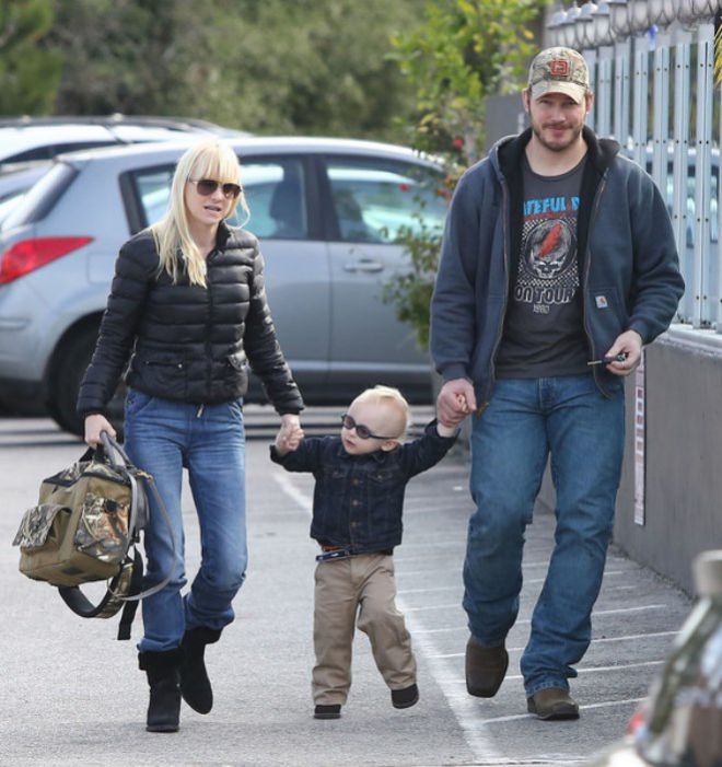 Анна Фэрис и Крис Прэтт на прогулке с сыном Джеком