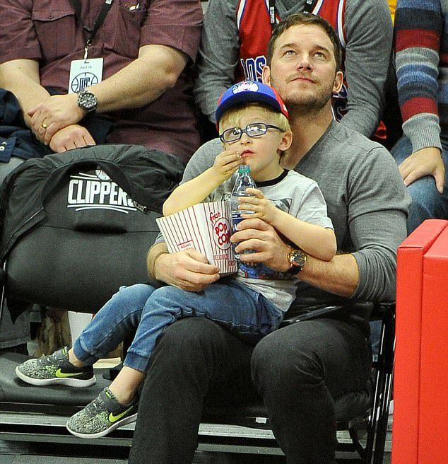 Крис Прэтт с сыном на баскетбольном матче 6 декабря
