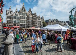 Рынок на площади Theaterplein