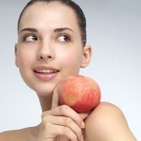 Aplikuje jablečný jablečný ocet na obličej