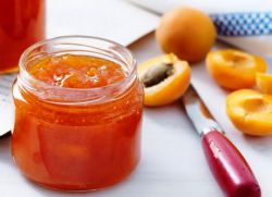 meruňkový džem s oranžovou barvou