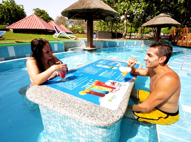Pool Bar - бар в бассейне