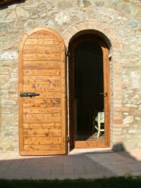 Łukowate drzwi wejściowe do wiejskiego domu 5