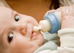 novorojenčka blazina z umetnim hranjenjem