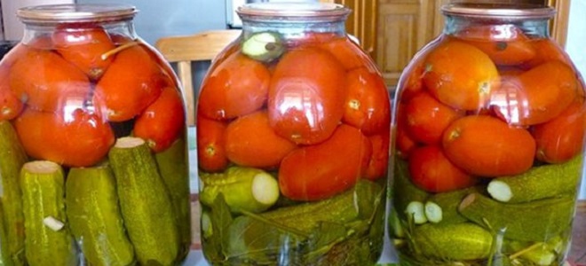 Асортирани домати и краставици в български стил
