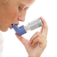 povzroča atopična astma