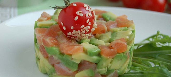 salata s avokadom i lososom