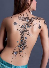 ženské tetování na zádech 3