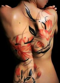 ženské tetování na zádech 4
