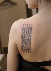 ženské tetování na zádech 5